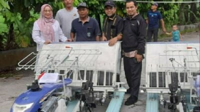 Subadianto Wakili Riono Caping serahkan bantuan mesin penanam padi ke Kelompok Tani