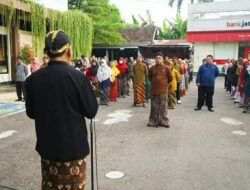 Dengan Baju Adat pegawai Sekda peringati Hardiknas