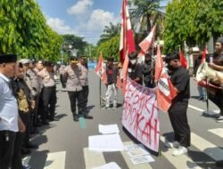 Peringati Hardiknas GMNI Trenggalek demo di depan DPRD