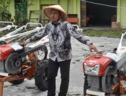 Riono Caping anggota DPR RI beri bantuan alat pertanian kelompok tani Trenggalek