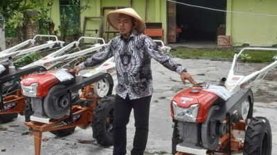 Riono Caping anggota DPR RI beri bantuan alat pertanian kelompok tani Trenggalek