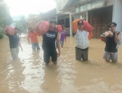 PKS Trenggalek bagikan ribuan nasi bungkus kepada warga terdampak banjir