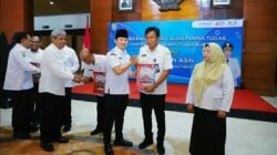 Bupati Trenggalek Serahkan SK Pensiun kepada 90 PNS, Termasuk Kadisdik dan Staf Ahli