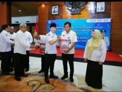 Bupati Trenggalek Serahkan SK Pensiun kepada 90 PNS, Termasuk Kadisdik dan Staf Ahli