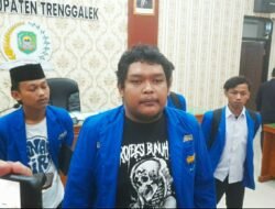 Bawa Kepala Babi, PMII Desak Evaluasi Total Makan Bergizi Gratis di Trenggalek