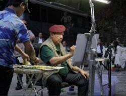 Terpikat Hutan Dadapan SBY Spontan Menepi dan Melukis di Pinggir Jalan