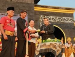 Serunya Buceng Porak di Ponorogo, Tradisi Berebut Gunungan Pembawa Berkah