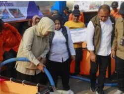 Khofifah Salurkan Bantuan Air Bersih dan Tandon di Ponorogo