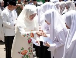 Khofifah Pimpin Hari Santri Jatim 2026 di Pacitan Santri Harus Kuasai IT!